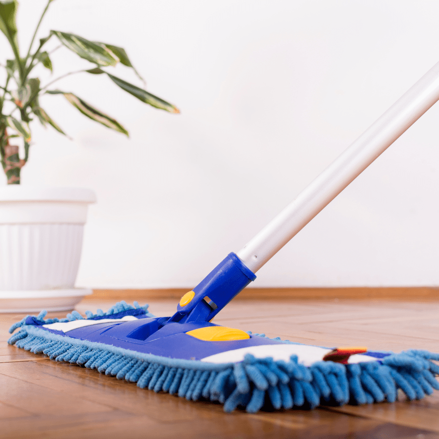 microfiber mop celaning hardwod flooring